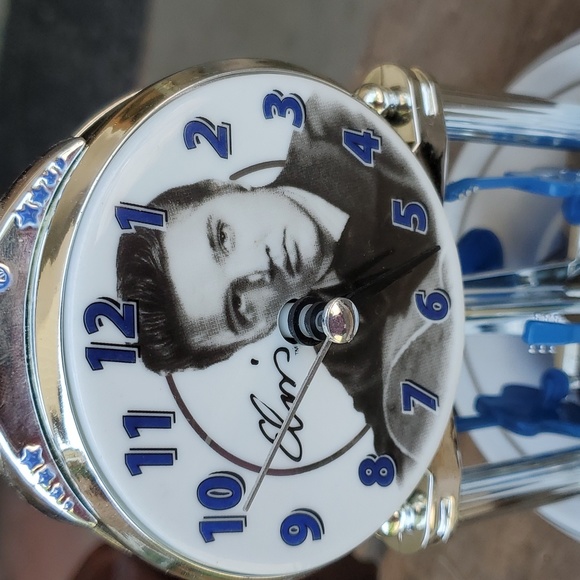 Kitchy Elvis clock with spinning guitars - Picture 10 of 12